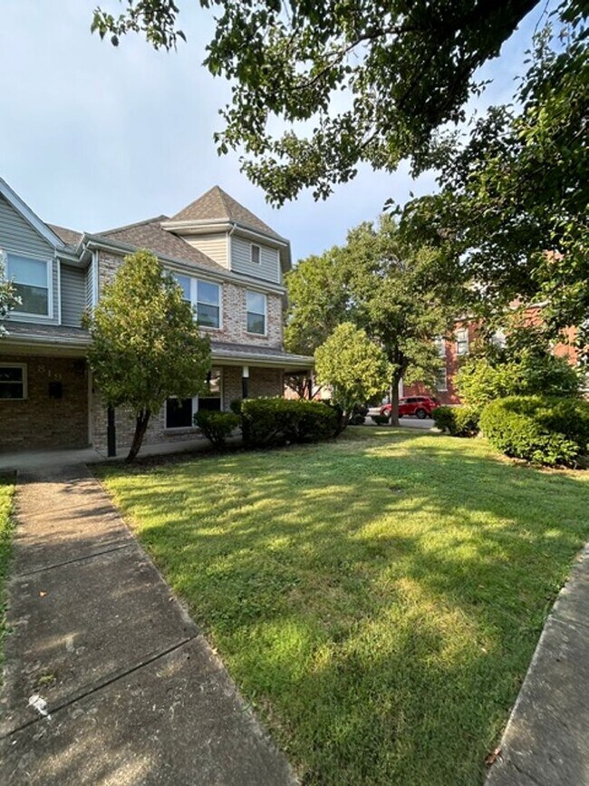 Building Photo - 819-823 Riverview Terrace