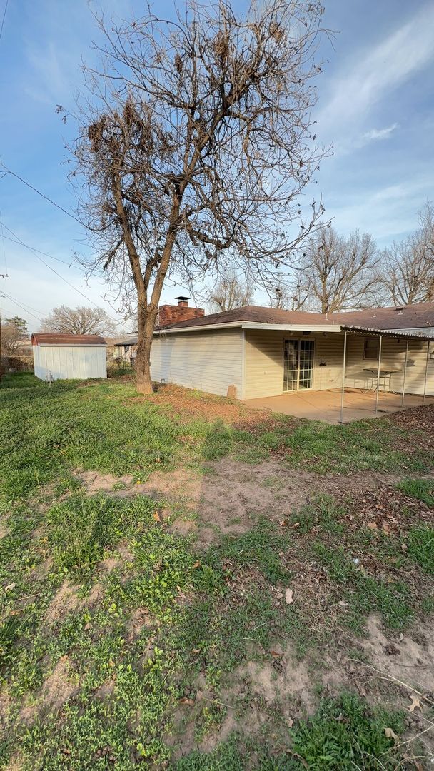 Building Photo - 1720 Pawhuska Ave