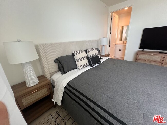 Building Photo - 8928 Sawyer St