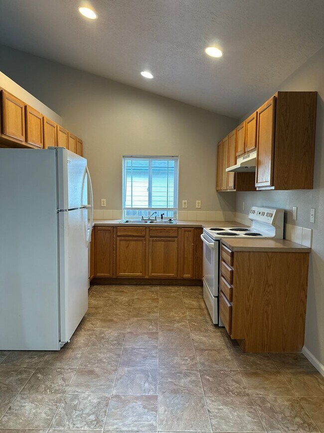 Building Photo - 1297 NE Dawson Dr