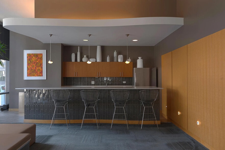 Building Photo - 225 N Columbus Dr