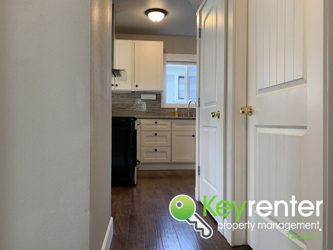 Building Photo - Centrally Located 3Bed/1.5Bath Tacoma Home!