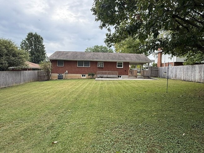 Building Photo - 3 Bedrooms, 1.5 Baths, Ranch in North Roan...