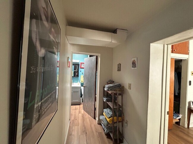Building Photo - 2 bedrooms-1 bath - on 4th Ave