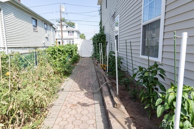 Building Photo - 13 Harding Ave