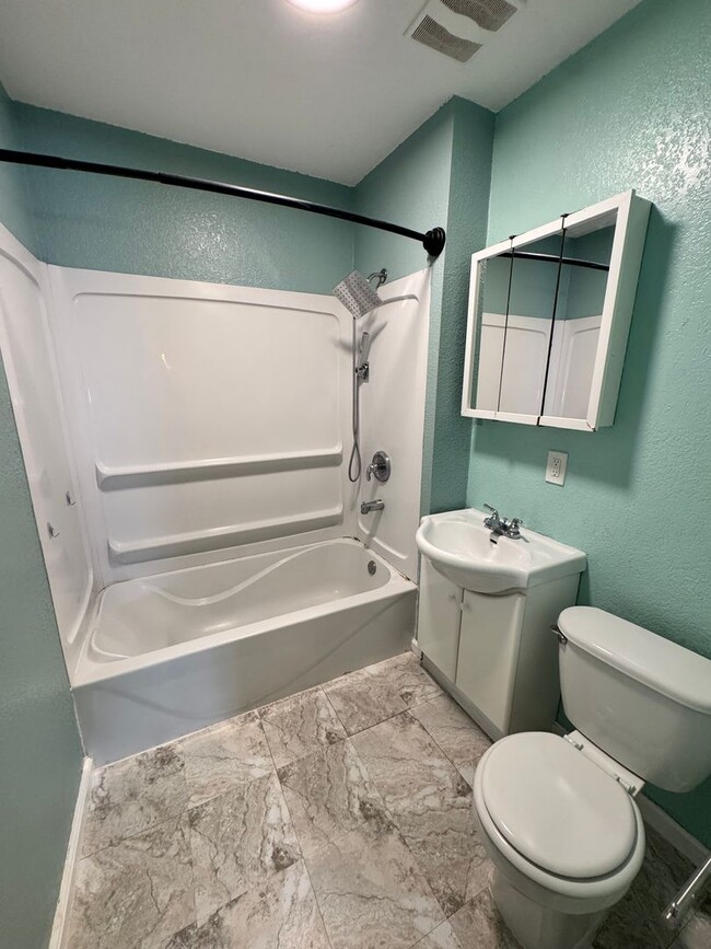 Building Photo - 3 Bedroom house in Davenport
