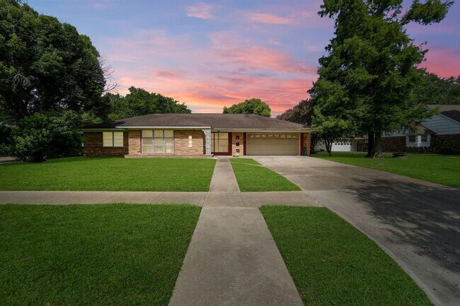 Primary Photo - 2210 San Jacinto Dr