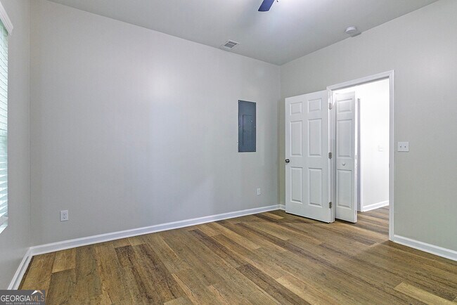 Building Photo - 3368 Kings Park Cir