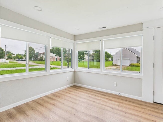 Building Photo - Beautiful 3 Bedroom 2 Bathroom 1 car Garag...