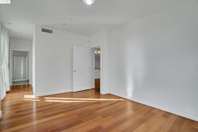 Building Photo - 423 7th St