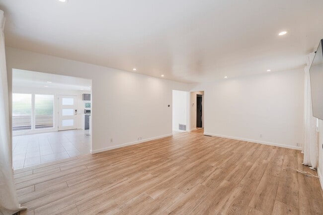 Building Photo - Private and Comfy Manhattan Beach Home