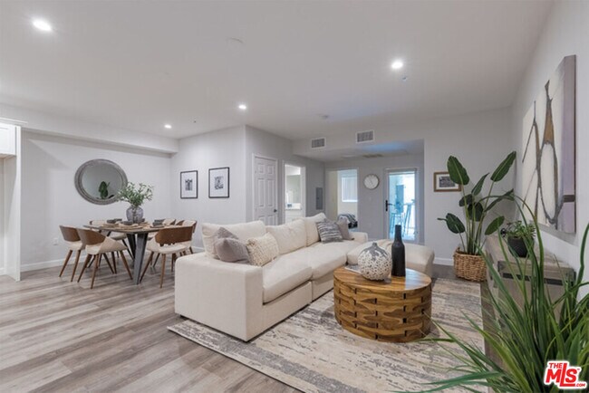 Building Photo - 850 S Gramercy Pl
