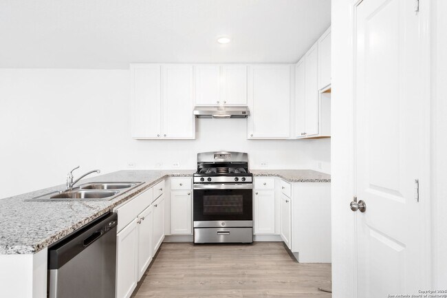 Building Photo - Charming Home Awaits: Spacious & Modern Living in a Prime Location