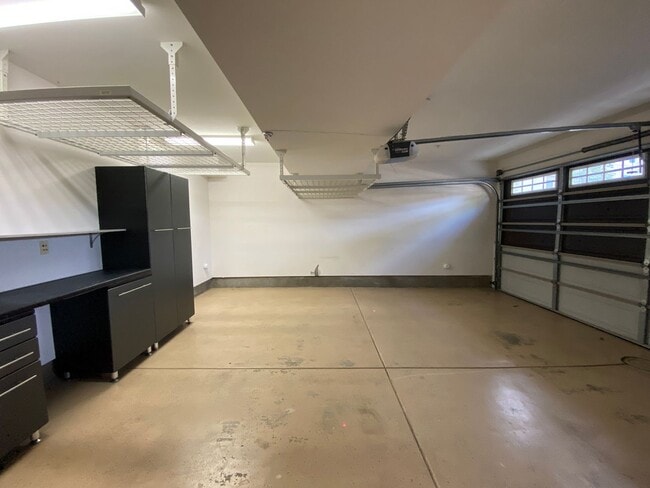 Building Photo - Great Tri-Level Townhome in Coastal Carlsbad Location!