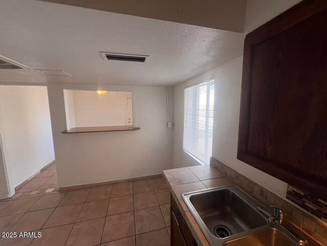 Building Photo - 526 S Mesa Dr