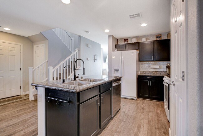 Building Photo - Stunning 3 Bed Home with Loft, Den & Upgraded Kitchen