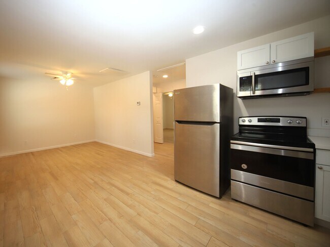 Building Photo - 6709 Greenhurst St