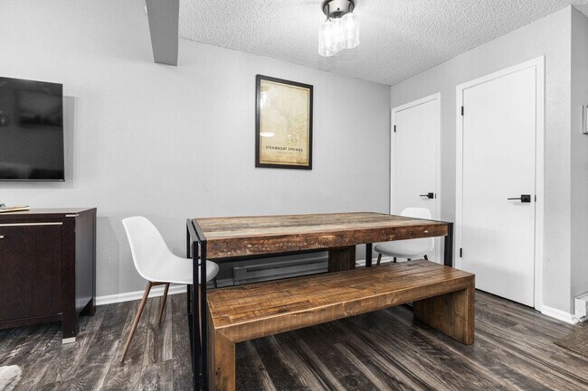 Building Photo - 2875 Village Dr