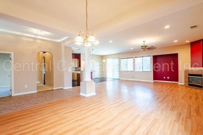 Building Photo - 3 Bedroom/2 Bath Home with an office and paid solar - $2695 per month!