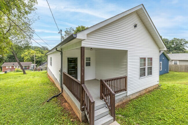 Building Photo - 619 Midlake Dr NE