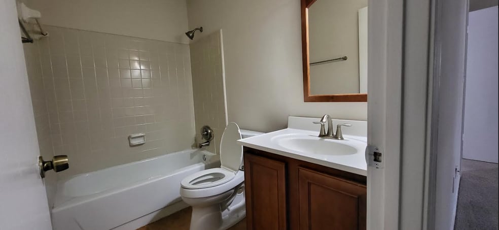 Building Photo - Room in Condo on Huntingdon Chase