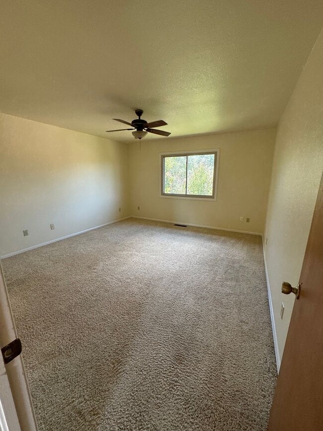 Building Photo - 2 BEDROOM, 2 1/2 BATH TOWNHOME W/2 CAR GAR...