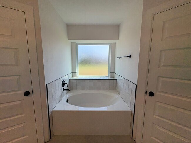 Building Photo - 1st Month Free - New Home!