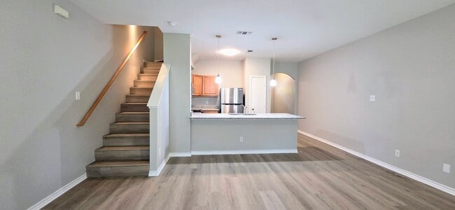Building Photo - 3 Bedroom Townhome near Medical Center