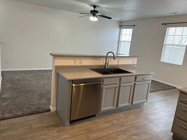 Building Photo - Impressive Remodeled 2 Bed 2 Bath Townhome