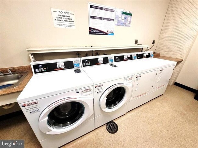 Building Photo - 3245 Rio Dr