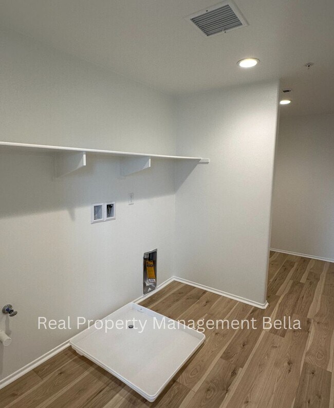 Building Photo - Modern Luxury Awaits: Discover Your Dream Home!