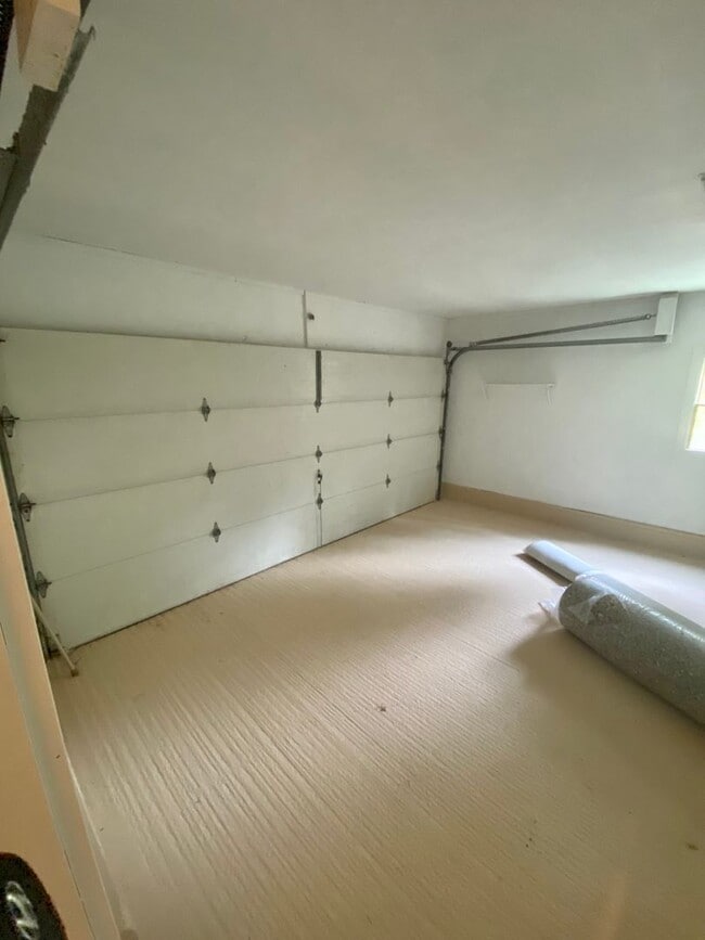 Building Photo - Charming 2 Bedroom House