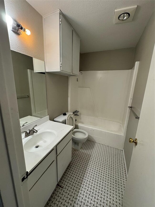 Building Photo - 9100 Mountain Ridge Dr