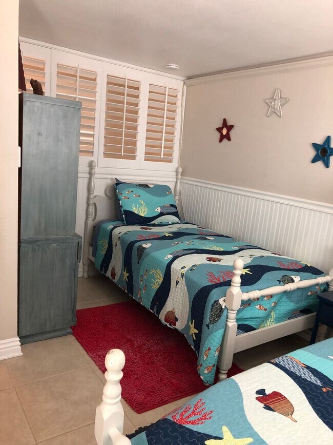 Building Photo - Relaxing Condo just steps away from the beach!