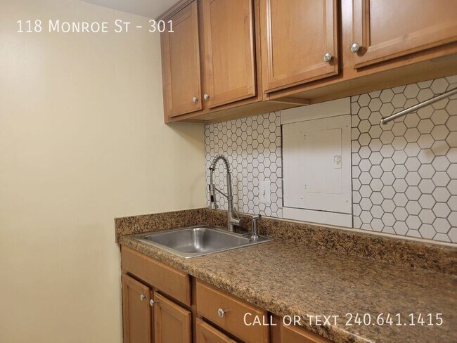 Building Photo - 118 Monroe St