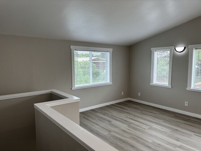 Building Photo - 221 E Elizabeth Ave