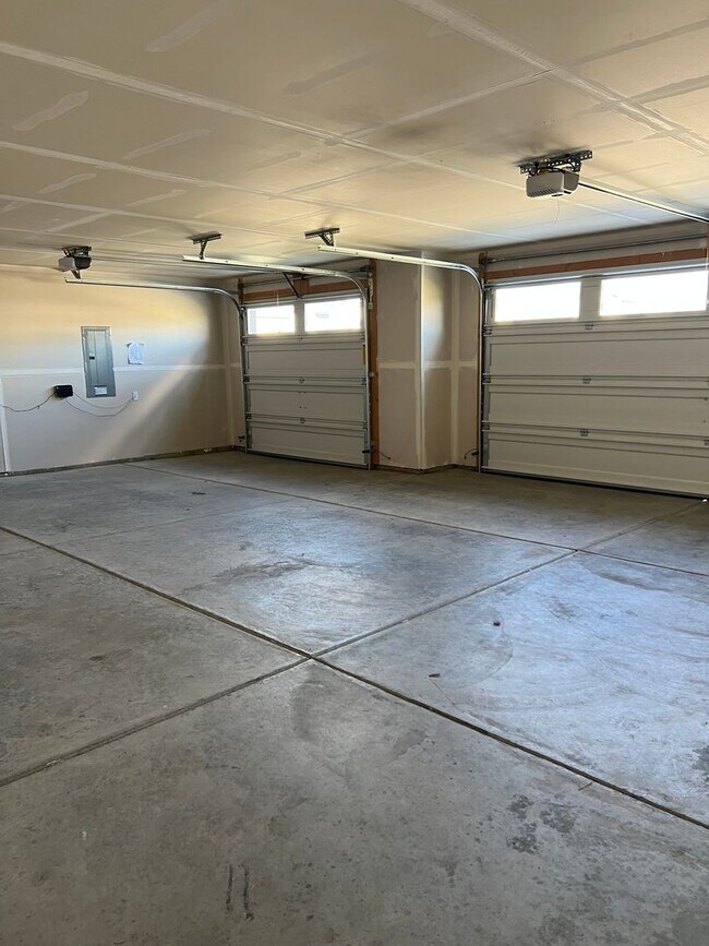 Building Photo - 3 CAR GARAGE