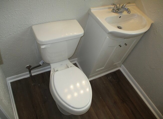 Building Photo - 8 Lanes End