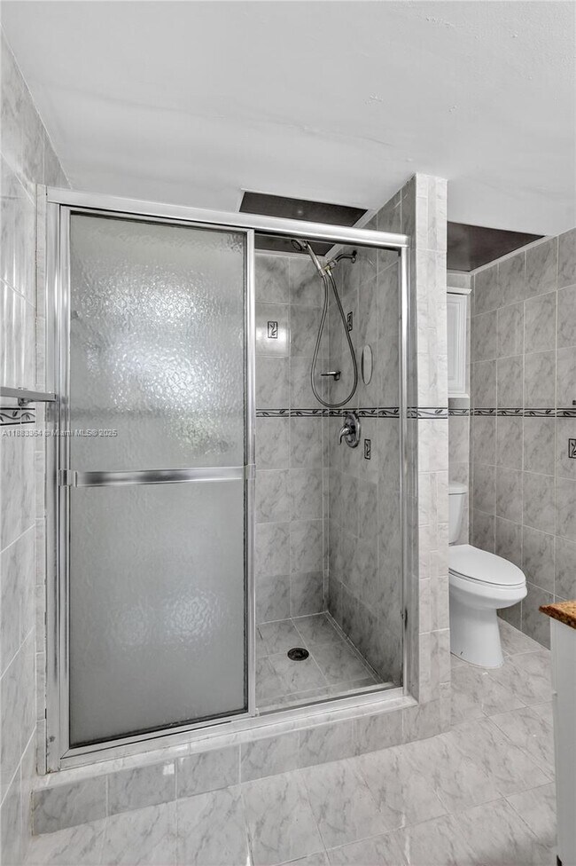 Building Photo - 10000 NW 80th Ct