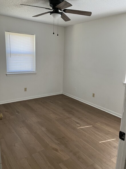 Building Photo - 1300 W Park Cir