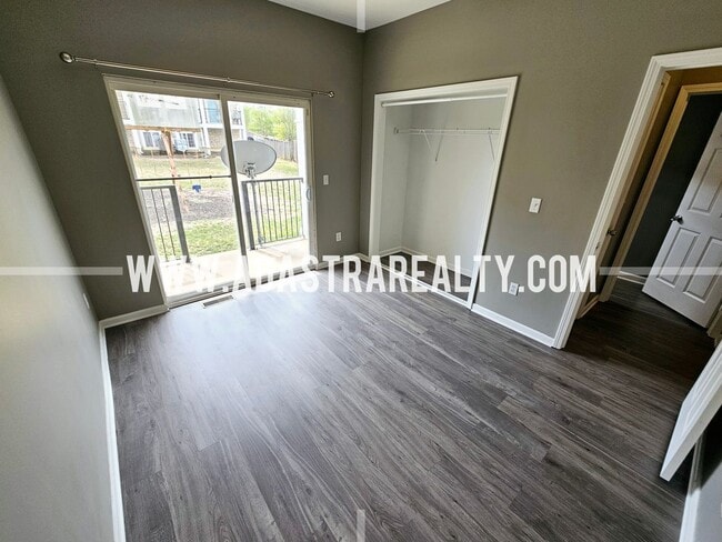 Building Photo - Very Spacious Townhome in West Olathe-Available NOW!!