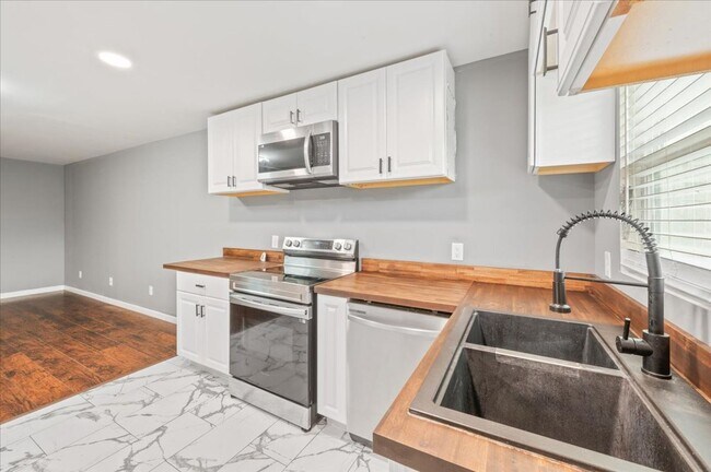 Building Photo - 2120 Krenson St