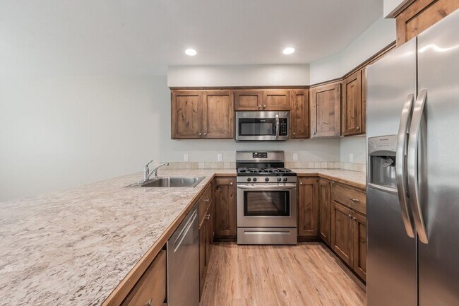 Building Photo - Townhome 3 bed 2.5 bath