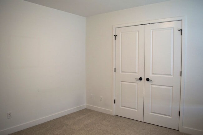 Building Photo - Modern 3 Bed 2 Bath House in Willow Falls!