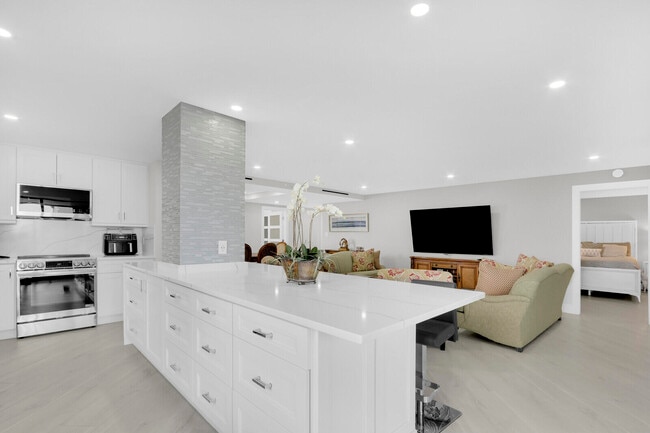 Building Photo - 5380 N Ocean Dr