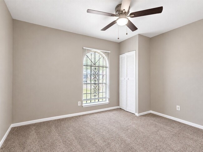 Building Photo - 4223 Oak Shadows Dr
