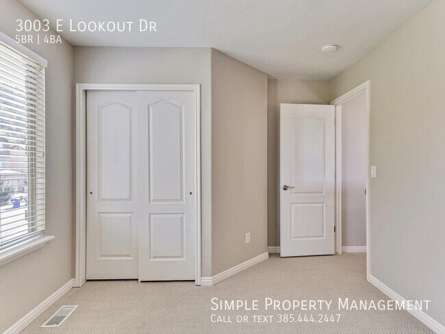 Building Photo - 3003 E Lookout Dr