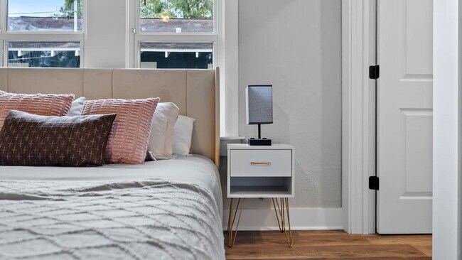 Building Photo - 1007 E Comanche Ave