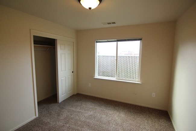 Building Photo - 3 Bedroom Home in Gated Lake California