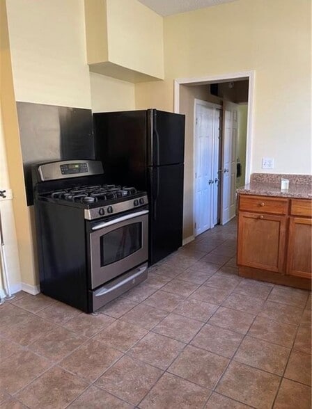 Building Photo - 8927 Hickory St